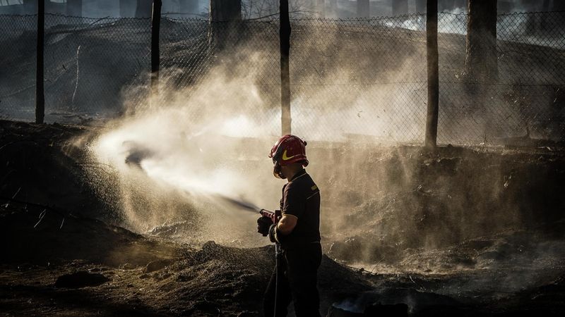 Hasič bojuje s požárem poblíž Neapole 