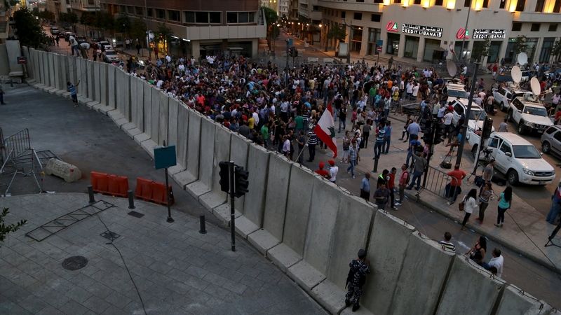 Odpadková demonstrace v Bejrútu přerostla v protesty proti vládě. Ta nechala vládní palác ohradit betonovou zdí.