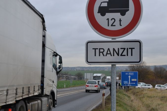 Přes Říčany už nesmí projet kamiony těžší než 12 tun