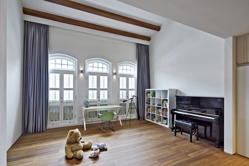 Pokoj v prvním patře s typickými okny do ulice je určen pro jedno ze dvou dětí, pro chlapce. 