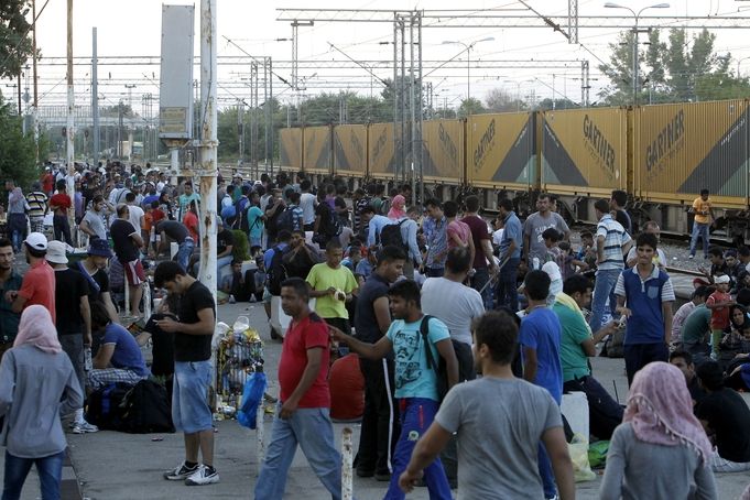 Migranti z Blízkého východu, Asie a Afriky čekají na nádraží v jižní Makedonii na vlak do Srbska. 