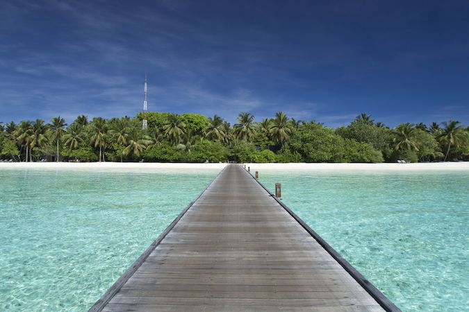 Klasická maledivská scenérie - průzračná voda a bujná džungle.