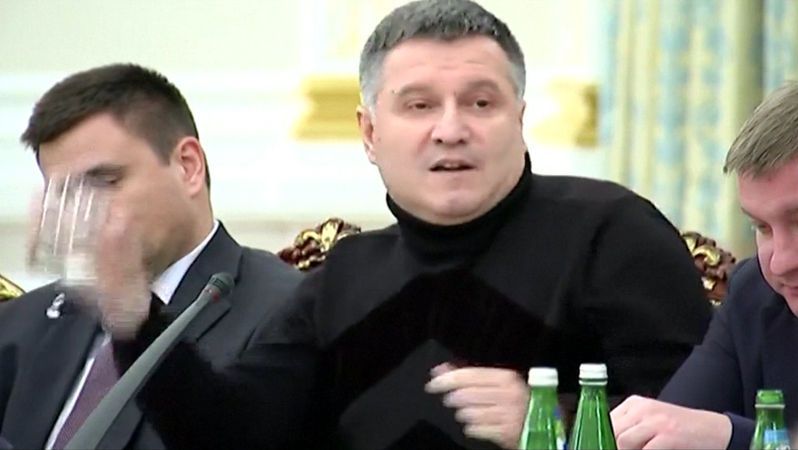 BEZ KOMENTÁŘE: Ukrajinský ministr vnitra hodil po bývalém gruzínském prezidentovi sklenici s vodou