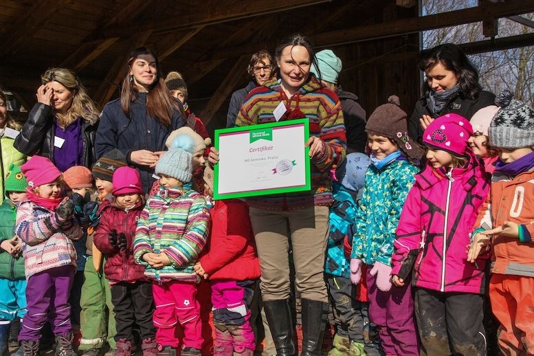 MŠ Semínko získala stříbrnou medaili v programu Skutečně zdravá školy. Uprostřed s certifikátem je ředitelka školky Magdaléna Kapuciánová.