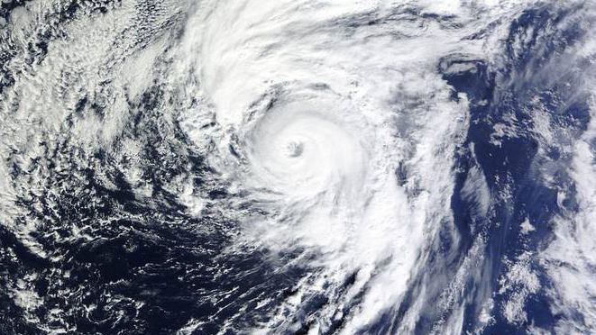 Satelitní snímek NASA hurikánu Alex ve střední části Atlantiku