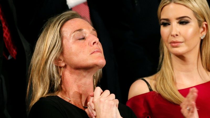 Když Trump vzdával hold padlému vojákovi neubránila se jeho manželka slzám.