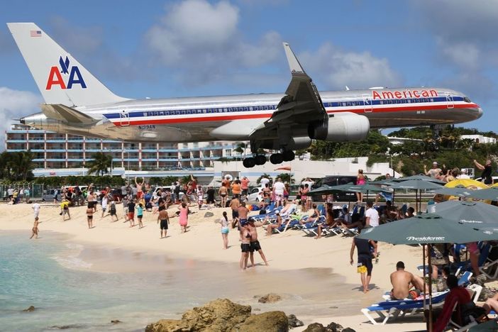 Na ostrově Svatý Martin letadla přistávají přes pláž. Od rozpáleného písku je dělí jen pár metrů.