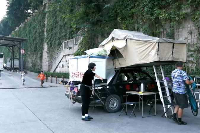 Číňan využívá starý vůz ke kempování