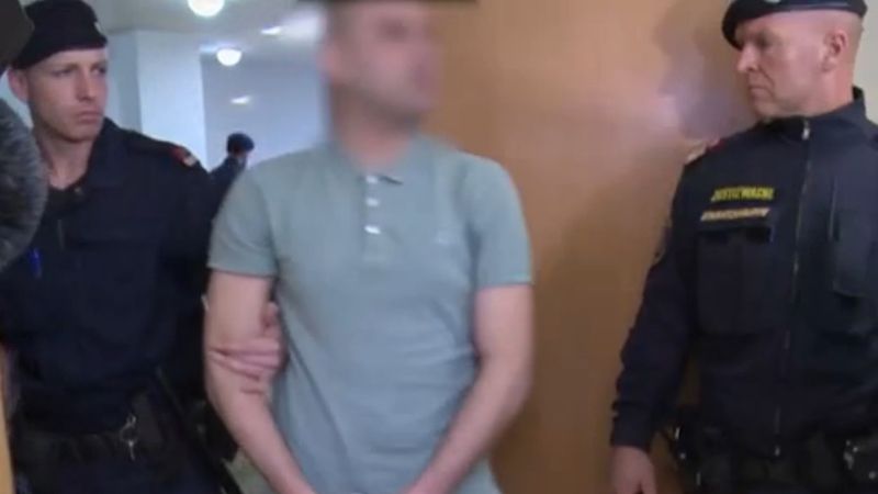 Rakouští policisté s jedním z odsouzených Iráčanů