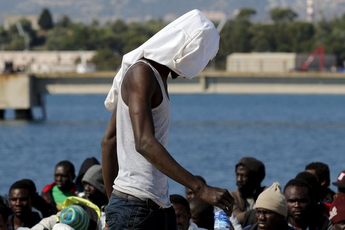 Zachráněný uprchlík na Sicílii v přístavu Augusta 