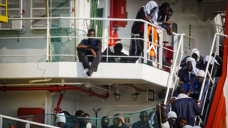 Zachránění běženci čekají na vylodění v italském přístavu. 