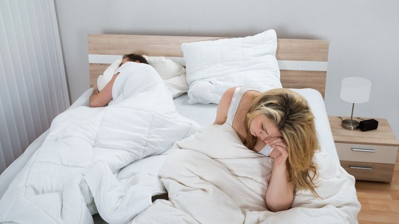Společné spaní nemusí vyhovovat každému. Oddělené ložnice nabízejí i několik výhod.