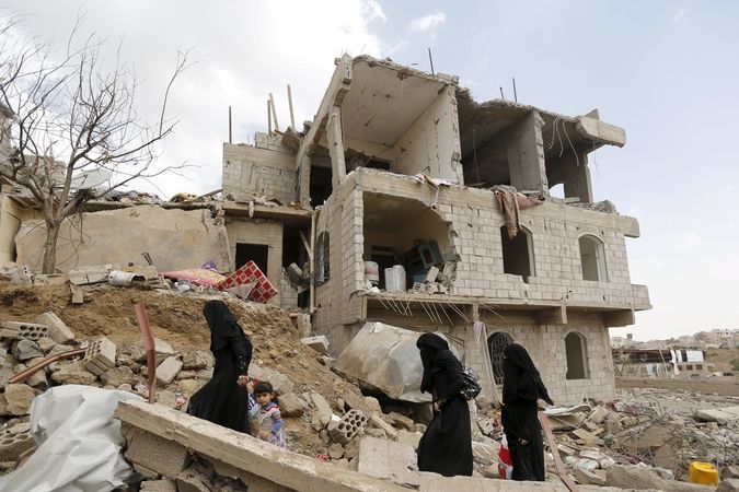 Jemenky přecházejí přes trosky po saúdském náletu na hlavní město Jemenu Saná 