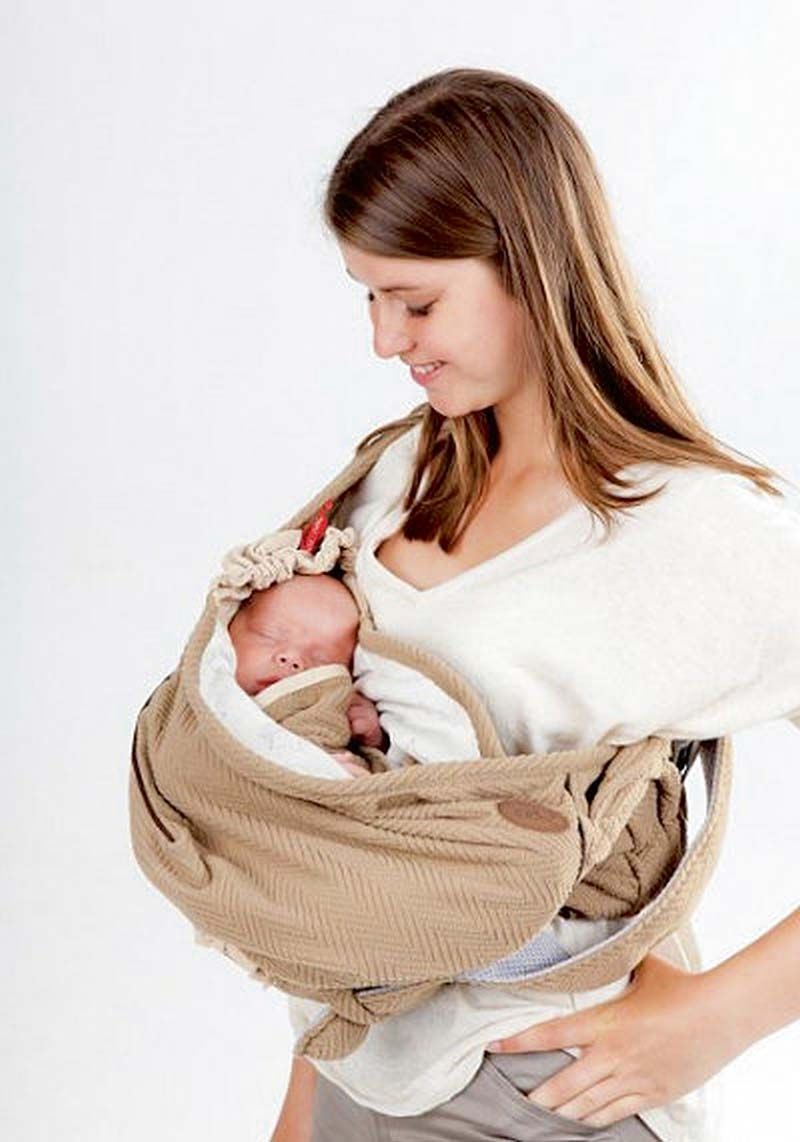 V nosítku přímo na těle matky bude dítě spokojené. Cena 1999 Kč.  