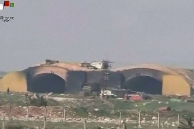 BEZ KOMENTÁŘE: Terčem amerických náletů se stala letecká základna Šajrát v Sýrii