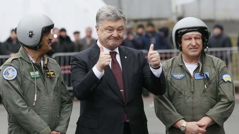 Ukrajinský prezident Petro Porošenko s piloty Antonovu An-132D