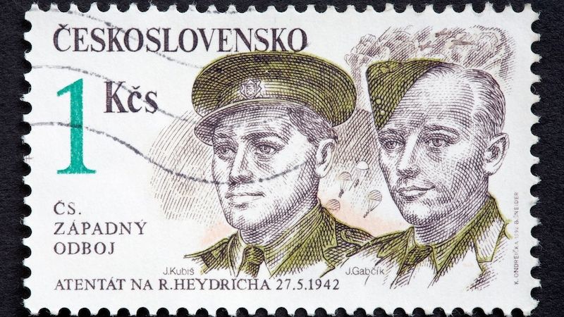 Parašutisté Jan Kubiš (vlevo) a Jozef Gabčík na poštovní známce