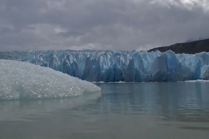 BEZ KOMENTÁŘE: Z ledovce se utrhla obří kra