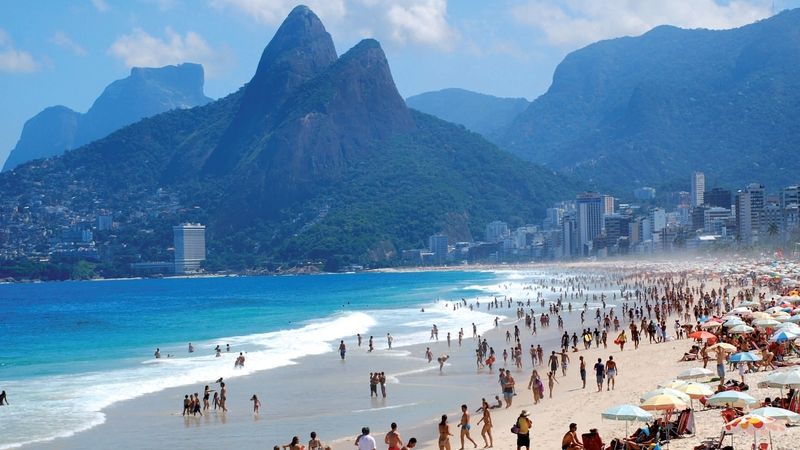 Pláže kolem Ria de Janeiro jsou sice plné, ale nádherné. Žije to tu! 