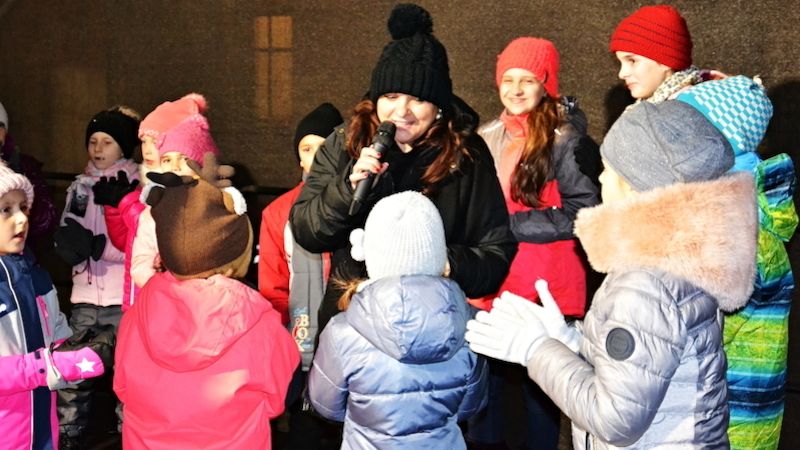 Magda Malá si zazpívala s dětmi na slavnostním rozsvícení vánočního stromu a zahájení vánočního jarmarku v Prostějově 2018. 
