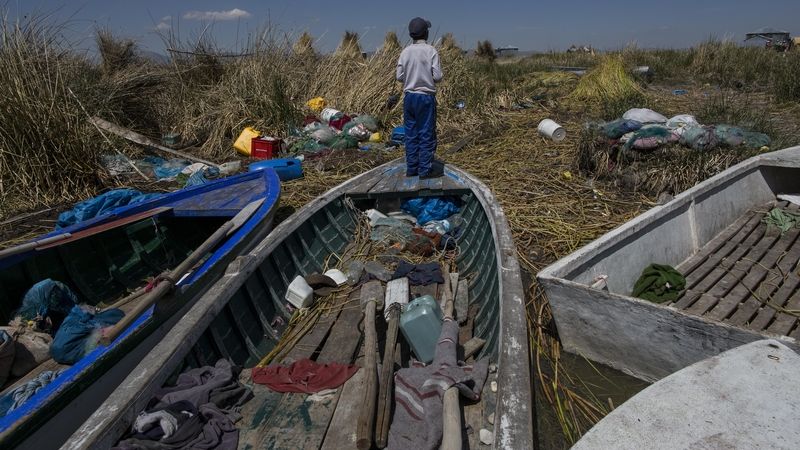 Jezero Titicaca zavalené množstvím odpadků