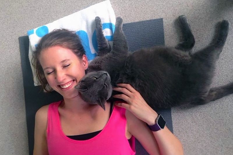 Kočičí jóga spojuje relaxaci mysli, protažení těla i psychickou terapii