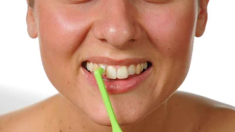 Při čištění zubů lidé nejčastěji zapomínají na krčkovou část zubu a oblast dásňového žlábku. 
