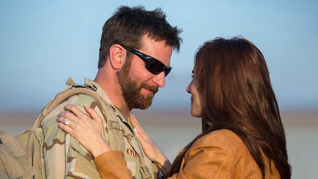 Americký sniper (Bradley Cooper a Sienna Millerová)