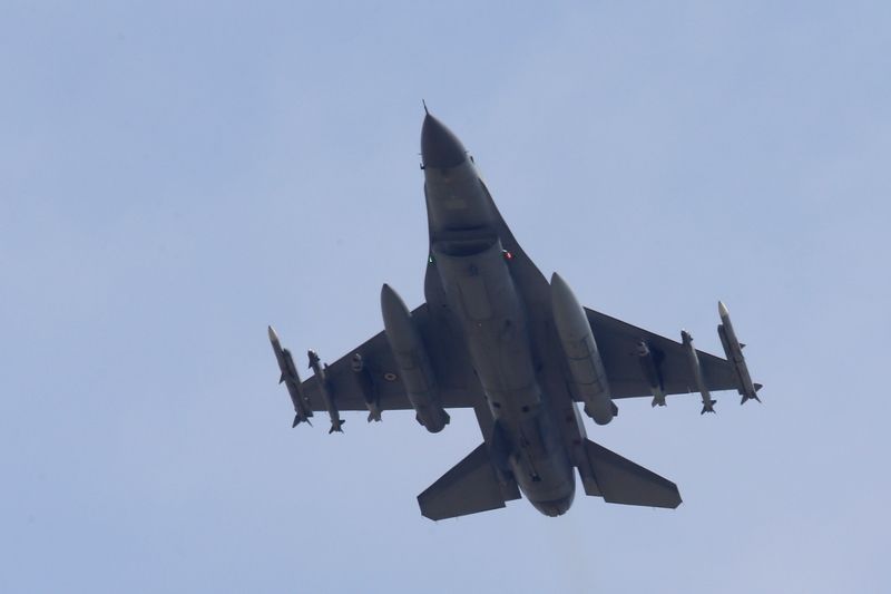 Plně vyzbrojený F-16 tureckého letectva po vzletu ze základny Incirlik 