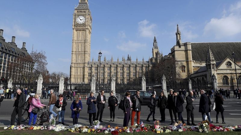 Květiny připomínají oběti útoku před parlamentem v Londýně