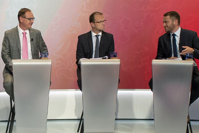 Pardubický lídr kandidátky ANO Jan Řehounek (vpravo) v předvolební debatě na snímku s dosavadním hejtmanem z ČSSD Martinem Netolickým (uprostřed) a Romanem Línkem z Koalice pro Pardubický kraj (vlevo).
