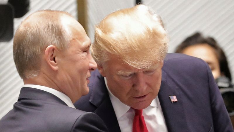 Americký prezident Donald Trump naslouchá šéfovi Kremlu Vladimiru Putinovi při setkání na summitu APEC ve Vietnamu