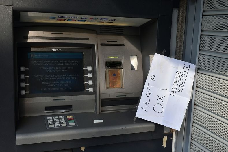 Najít v Řecku v neděli bankomat, který by vydával peníze, nebylo zrovna jednoduché.