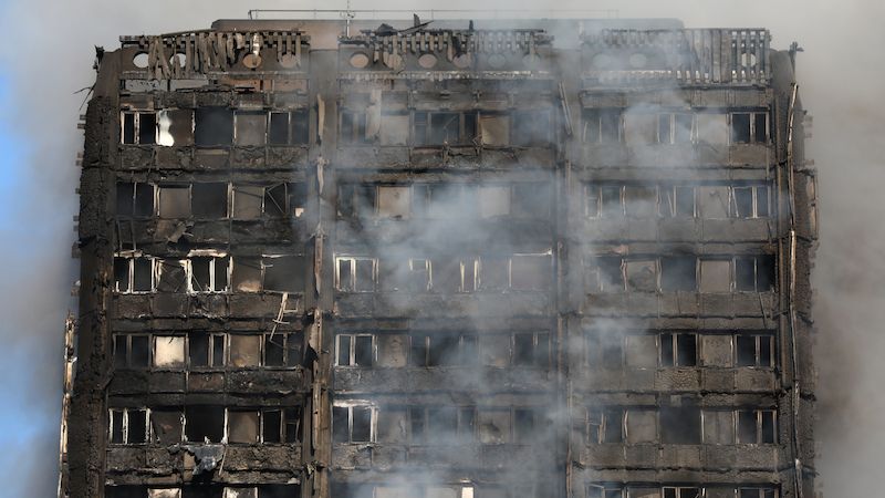 Vyhořelý výškový dům Grenfell Tower v Londýně
