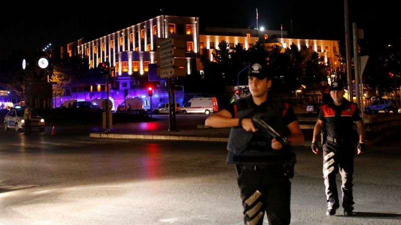 Turečtí policisté před armádním velitelstvím v Ankaře (ilustrační foto)