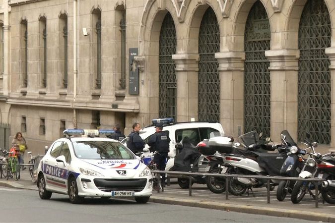 BEZ KOMENTÁŘE: Francouzští policisté hlídkují u školy Louis-Le-Granda v Paříži