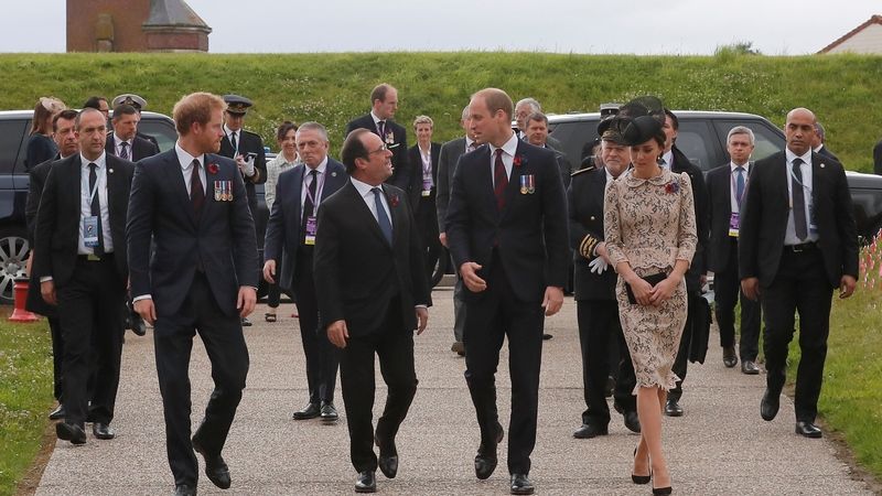 Francouzský prezident Francois Hollande s britským princem Harrym (vlevo), Williamem a jeho manželkou Kate v obci Thiepval  