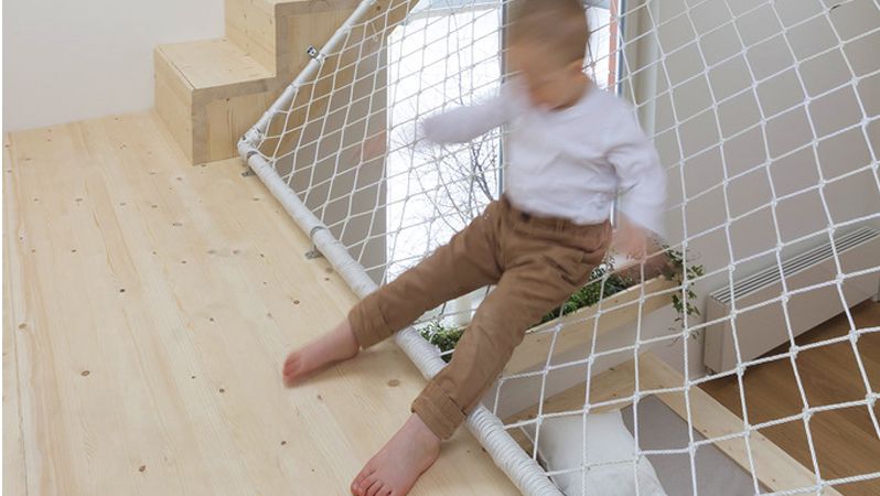 Architekti do nebezpečných oblastí umístili pružné sítě, které děti chrání před pádem.