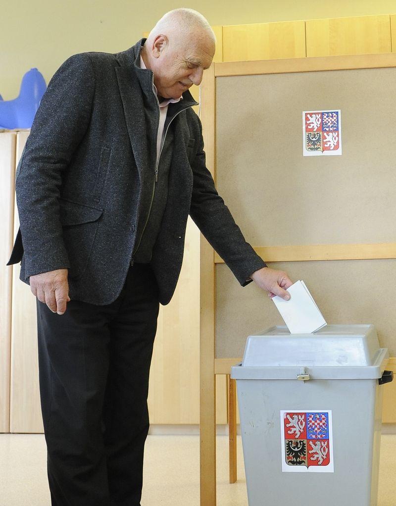 Bývalý prezident Václav Klaus hlasoval v pražských Kobylisích