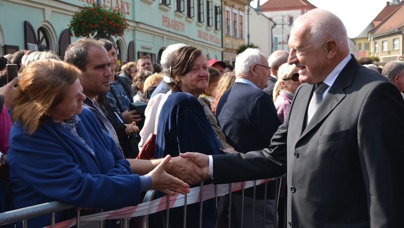 Václav Klaus se zdraví se spoluobčany