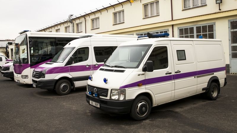 Jedenáct zraněných po havárii minibusu vězeňské služby na Lounsku. Vezl odsouzené ženy