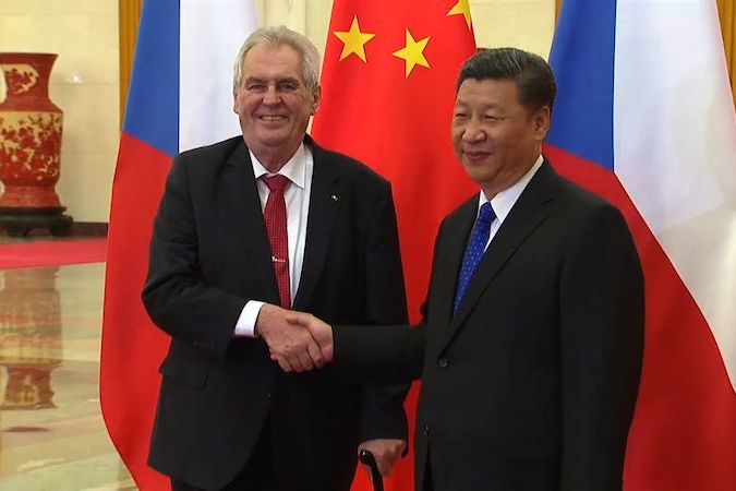 BEZ KOMENTÁŘE: Prezident Zeman se setkal v Pekingu se svým čínským protějškem Si Ťin-pchingem 