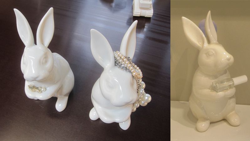 Zábavným prvkem do koupelny jsou objekty pro odkládání šperků ve tvaru králíků od Terezy Hruškové. Díky barevné střídmosti se autorce podařilo vyvarovat se kýče spojeného s tímto motivem.
