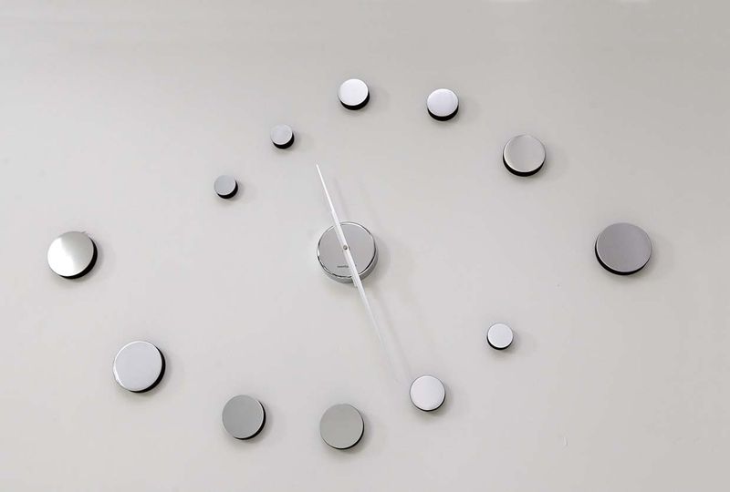 Dokonalý celek tvoří vždy detaily. V tomto případě originální hodiny na stěně.