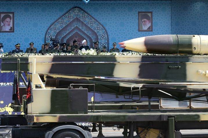 Íránský prezident Hasan Rúhání přihlíží přehlídce raket v Teheránu 
