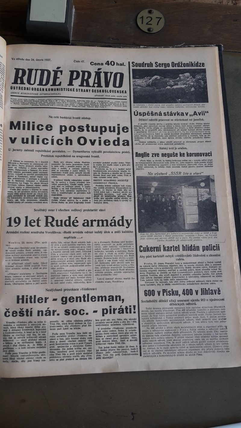 Titulní strana deníku Rudé právo z 24. února 1937. Článek Hitler - gentleman je umístěn vlevo dole.