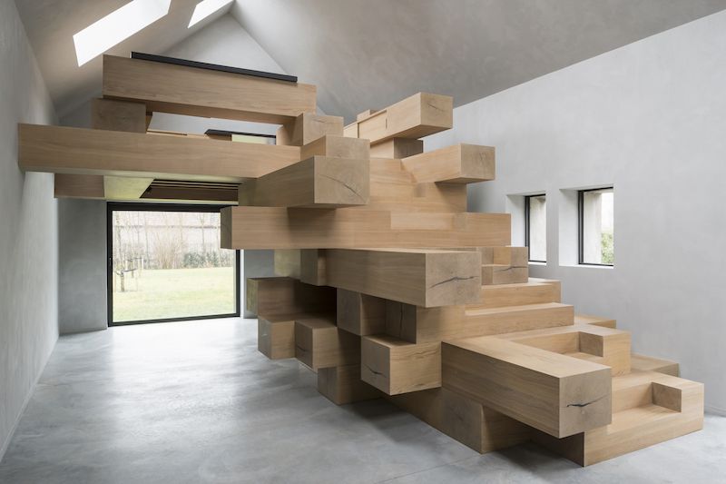 Centrálním prvkem nově vytvořených kancelářských prostor je skulpturální schodiště z masivního dřeva.