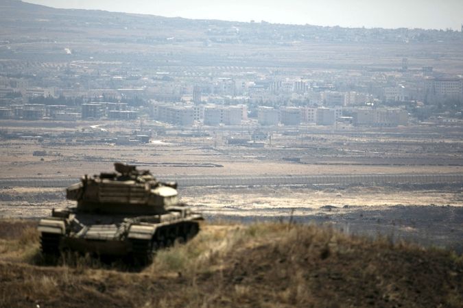 Izraelský tank na linii příměří na Golanských výšinách, v pozadí syrská Kunejtra