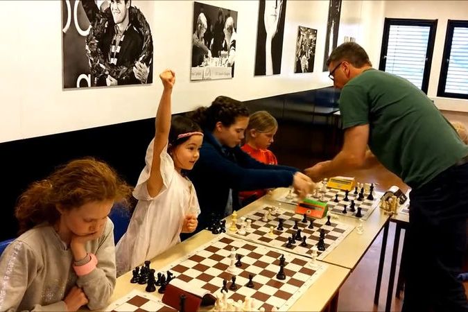 BEZ KOMENTÁŘE: Šestiletá holčička porazila v šachu několikanásobného mistra