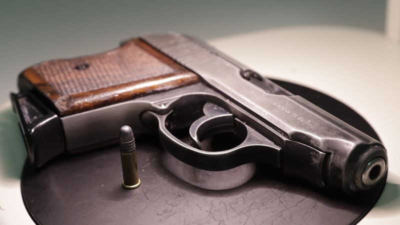 Lupiče na americké benzínce zastavil zákazník pistolí. Padlo sedm výstřelů